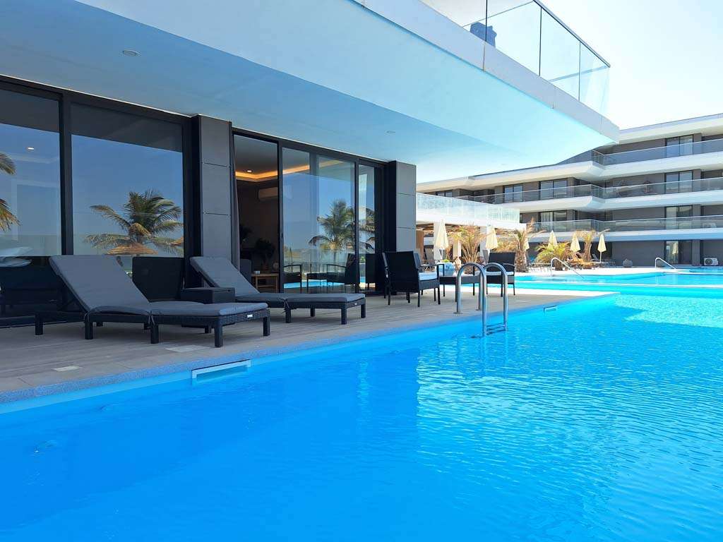 603 swim up pool