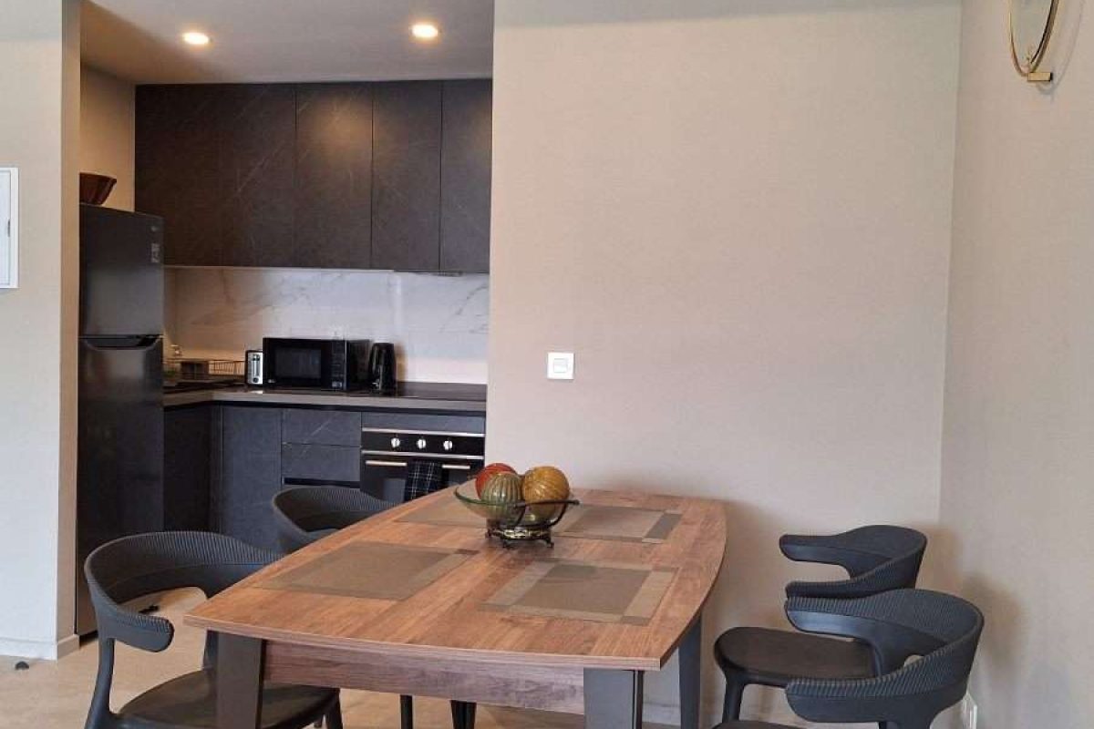 1011 - dining area & kitchen