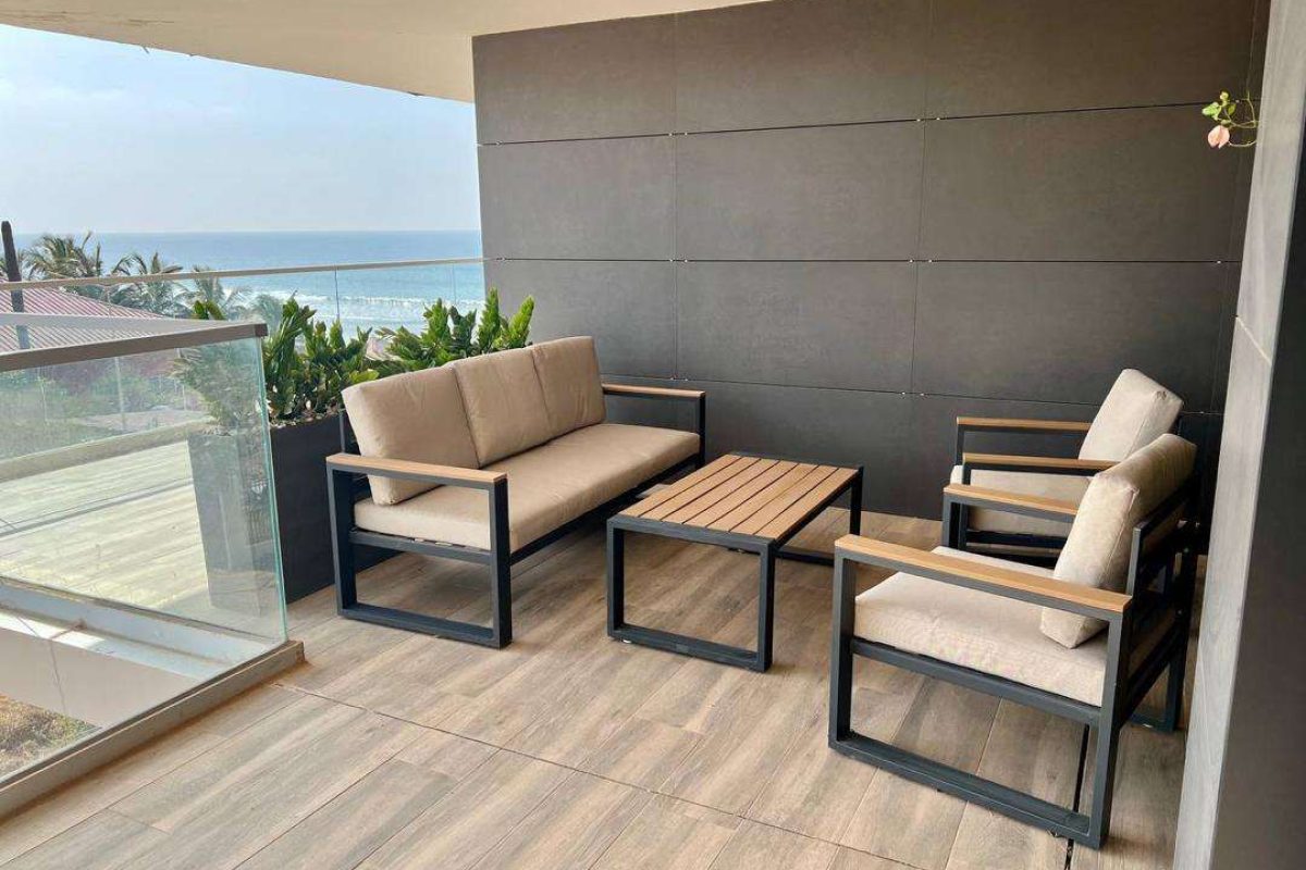 1014 - balcony living