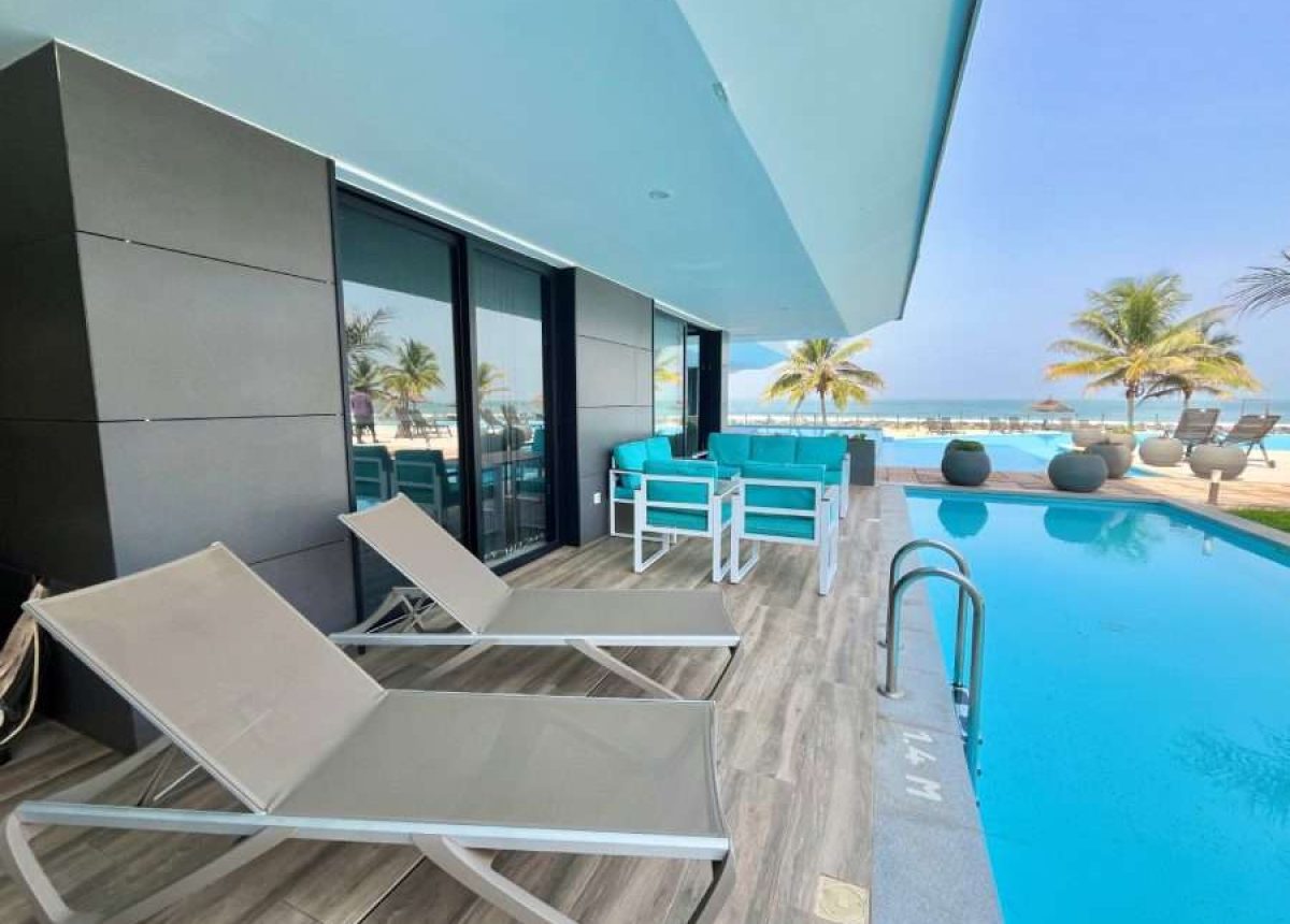 1101 - swim up pool with patio