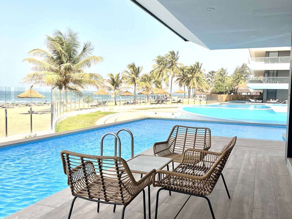 1103 - la terrasse avec piscine accessible depuis la chambre