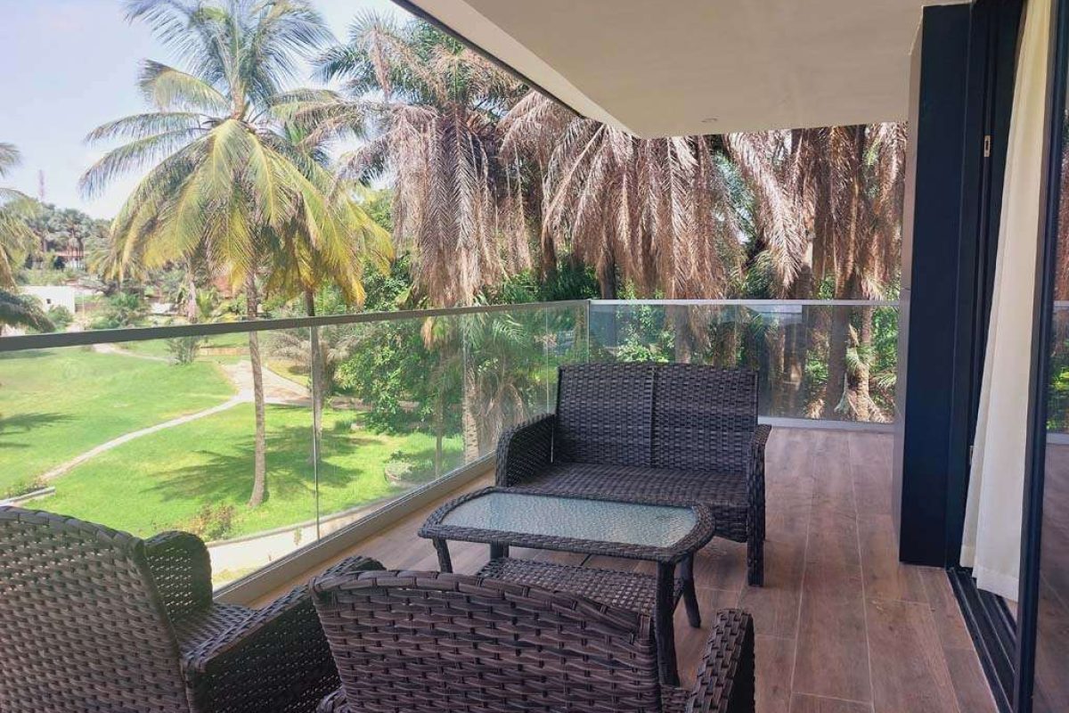 312 - balcony with garden view