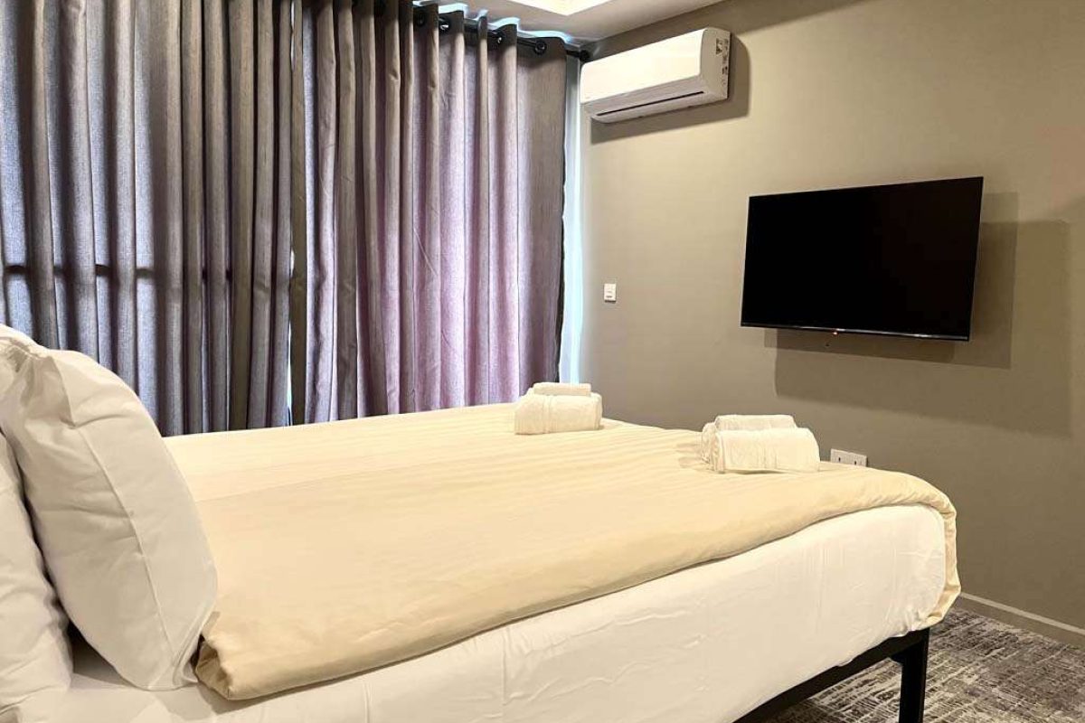 608 bedroom with AC