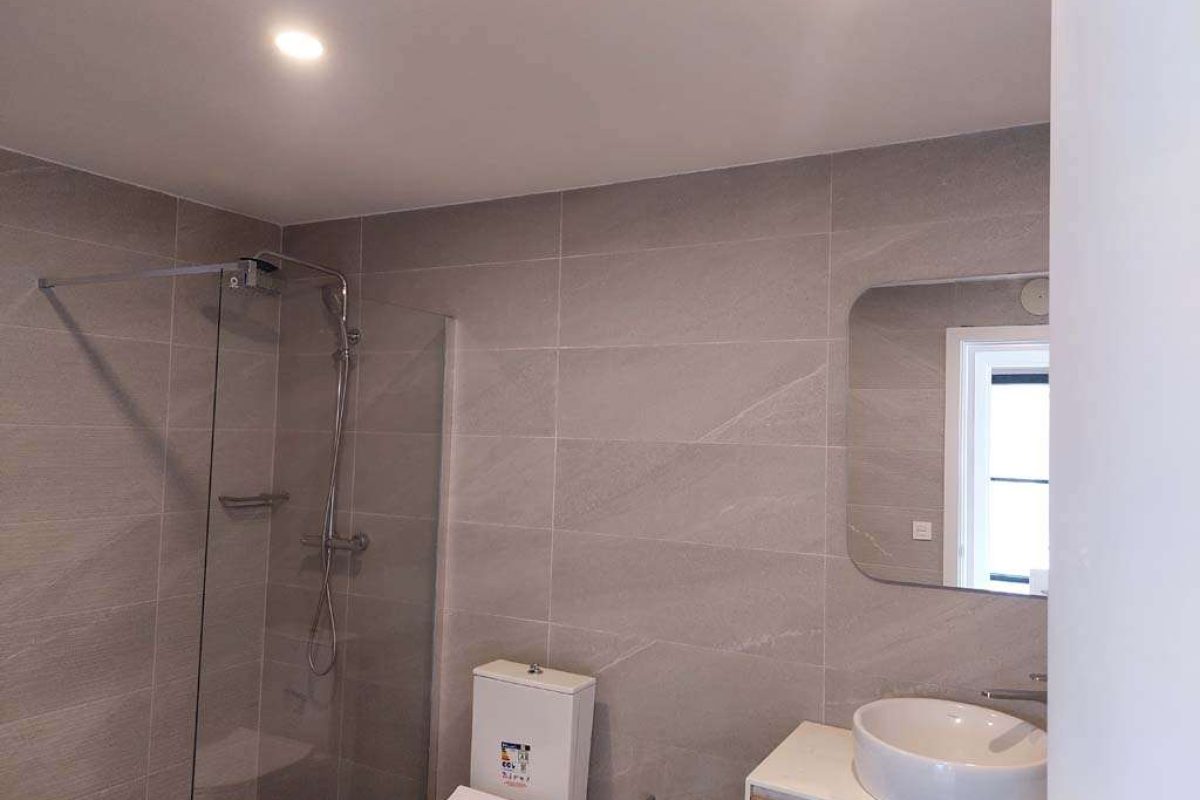 704 - la salle de bain spacieuse