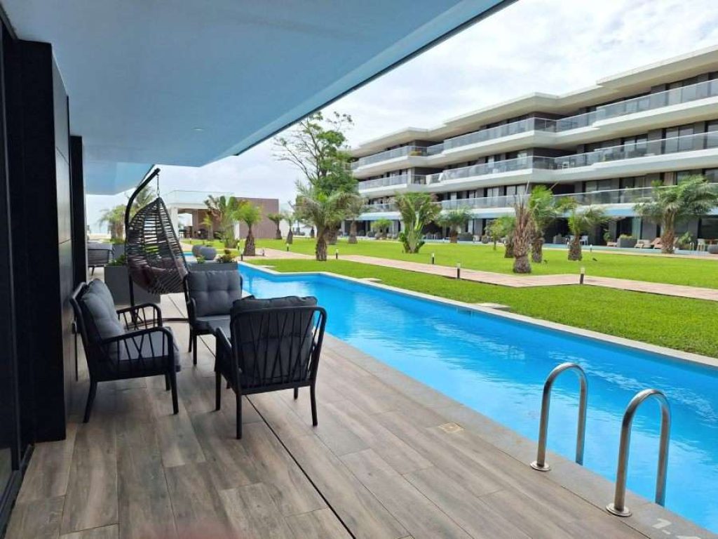 803 : la piscine accessible depuis la chambre et la terrasse