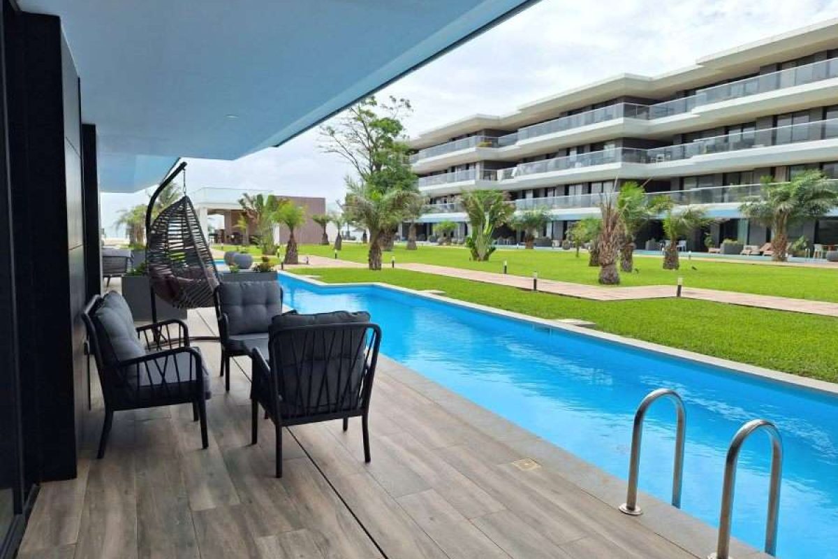 803 the swim up pool and terracew