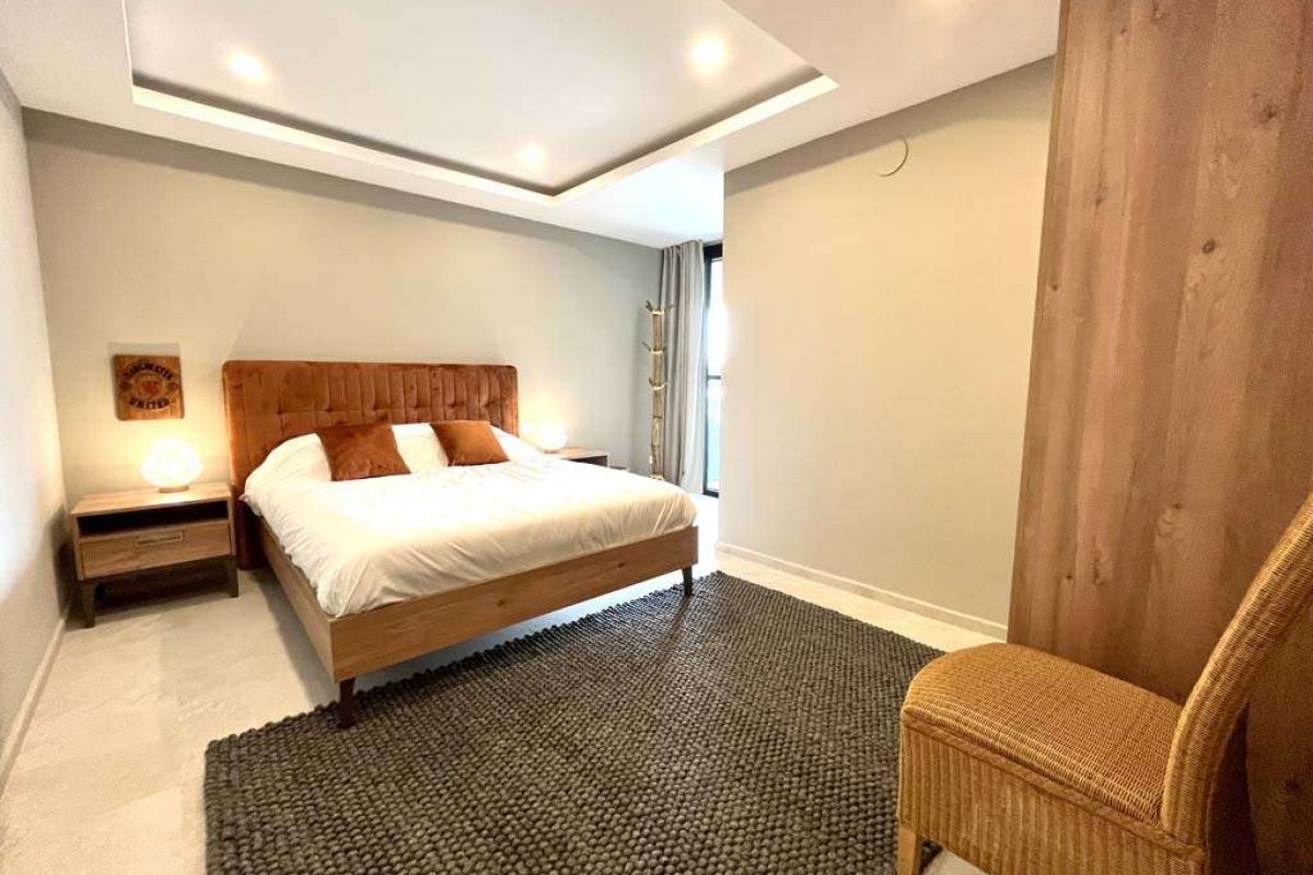 815 the spacious bedroom