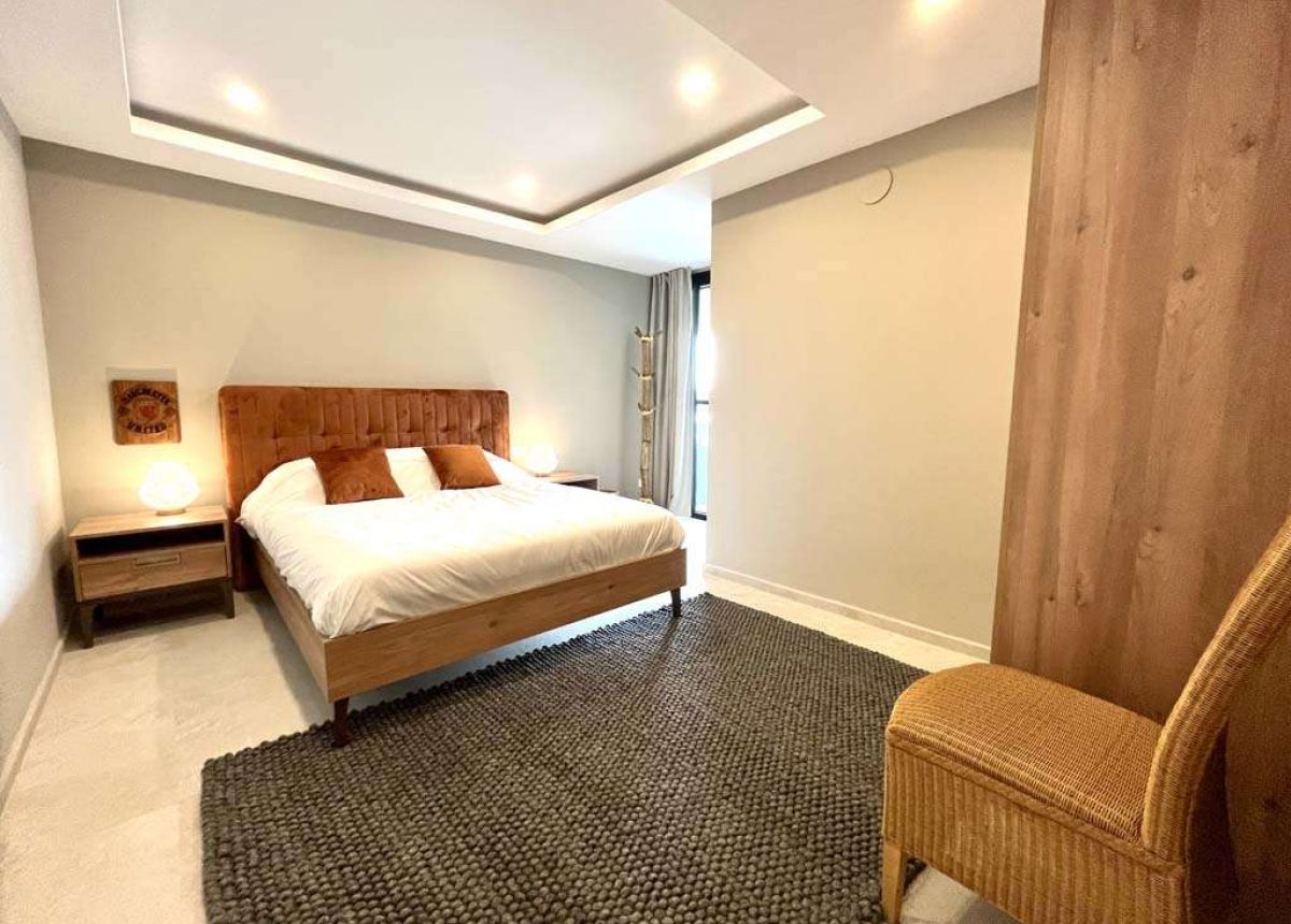 815 the spacious bedroom