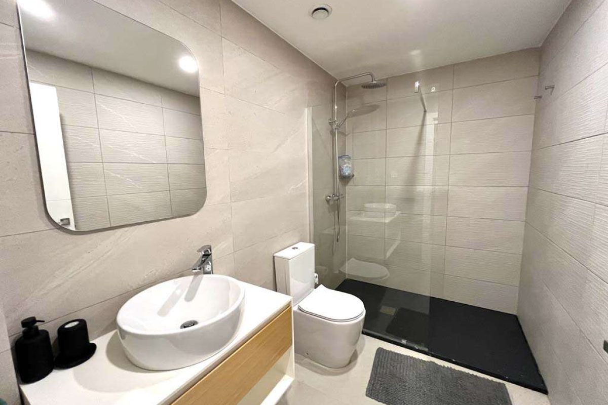 901 - master bathroom