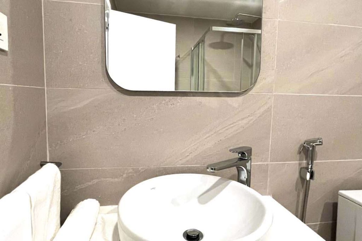 906 - bathroom