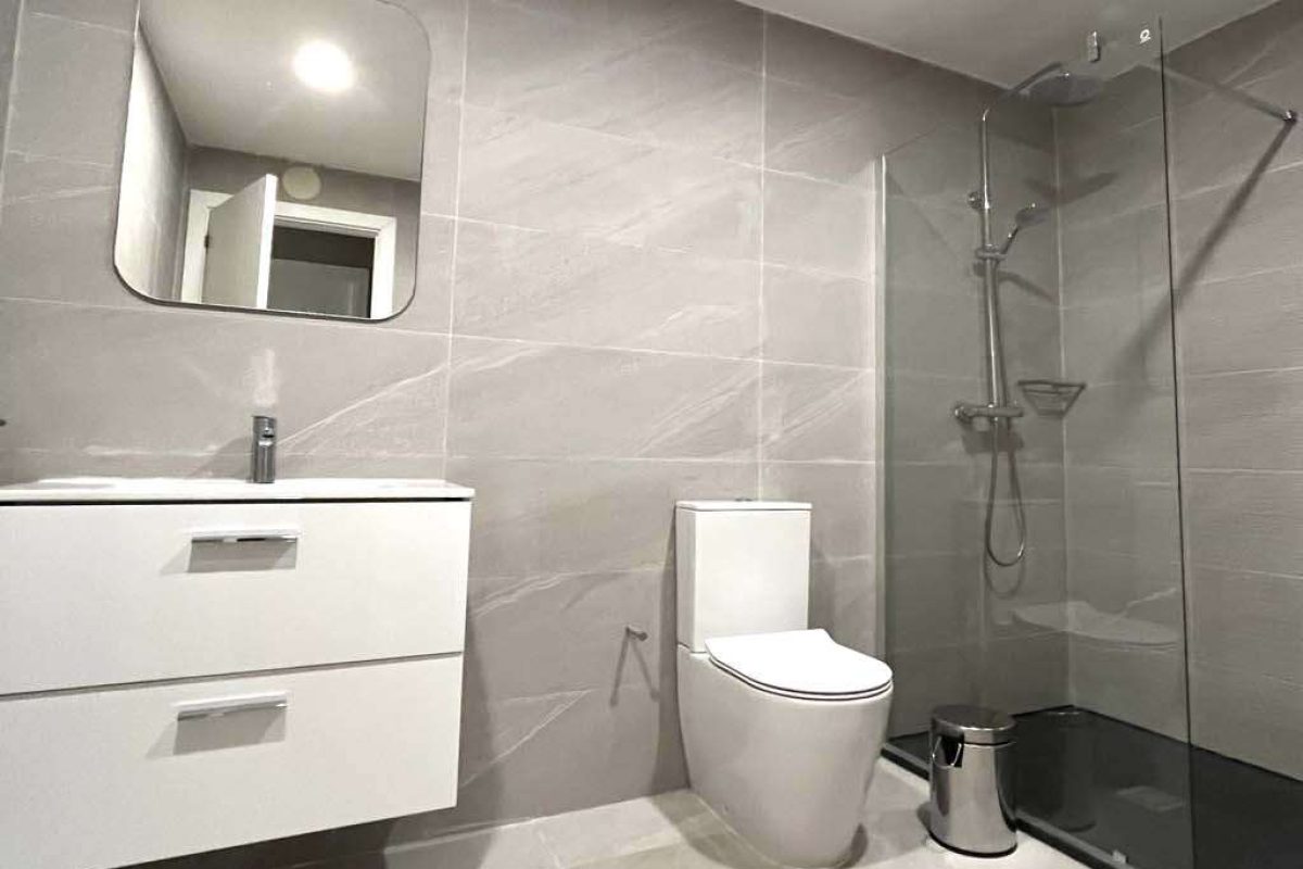 Classy 2 bed - bathroom