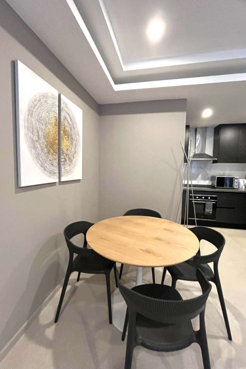 Classy 2 bed - dining area