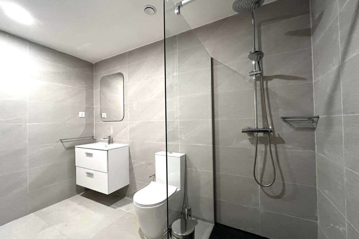 Classy large 1 bed - bathroom
